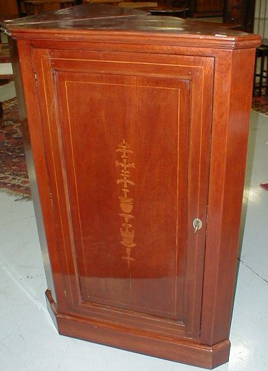 n.Coppia angolari, dimensioni 48x48x110, anno fine '800 ca., mogano, provenienza Inghilterra