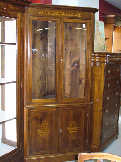 n.Angolare due ante, dimensioni 69x200, anno primo '900 ca., noce, provenienza Inghilterra