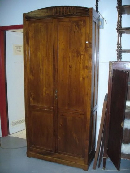 n.Armadio biblioteca due ante, dimensioni 100x45x226, anno primo '900 ca., provenienza Italia