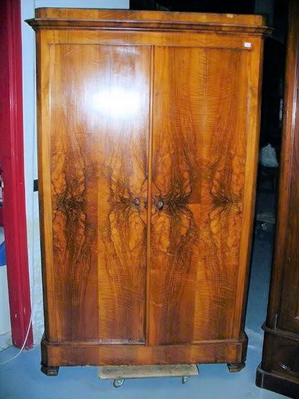 n.Armadietto due ante, dimensioni 113x45x180, anno 1800 ca., noce, provenienza Francia