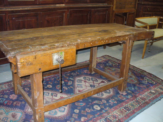 n.Bancone falegname, dimensioni 215x85x81, anno primo '900 ca., platano, provenienza Italia