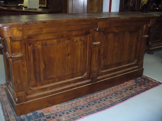 n.Bancone da negozio quattro cassetti due ripiani, dimensioni 250x65x113, anno primo '900 ca., abete, provenienza Italia