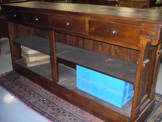 Bancone da negozio quattro cassetti due ripiani, dimensioni 250x65x113, anno primo '900 ca., abete, provenienza Italia