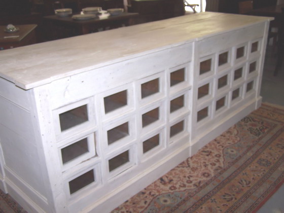 n.Bancone bianco, dimensioni 248x75x90, anno 1800 ca., abete, provenienza Italia
