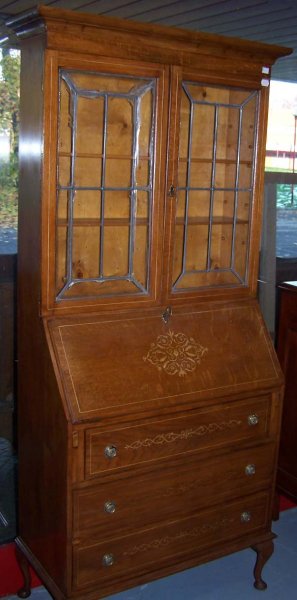 n.Buroncino con alzata intarsiato, dimensioni 75x38x181, anno primo '900 ca., rovere, provenienza Inghilterra
