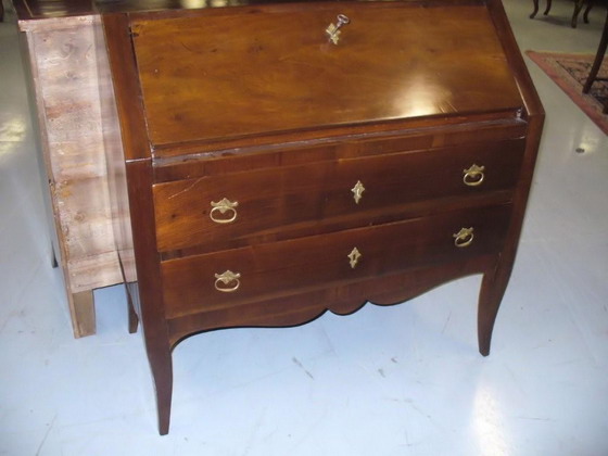 n.Bureau due cassetti gamba a sciabola, dimensioni 100x45x98, anno fine '800 ca., noce, provenienza Italia