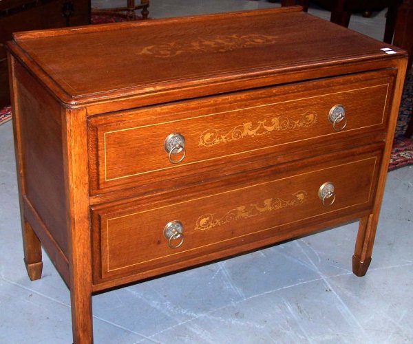 n.Cassettoncino intarsiato, dimensioni 91x45x69, rovere, provenienza Inghilterra