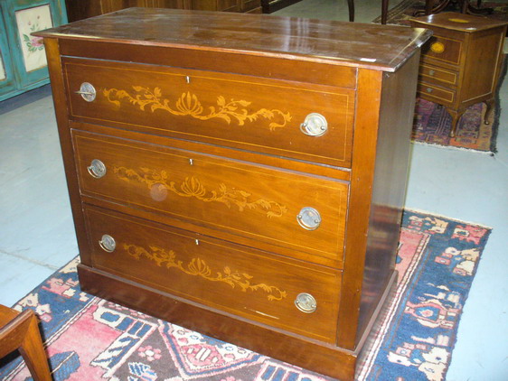 n.Cassettoncino intarsiato, dimensioni 91x42x80
