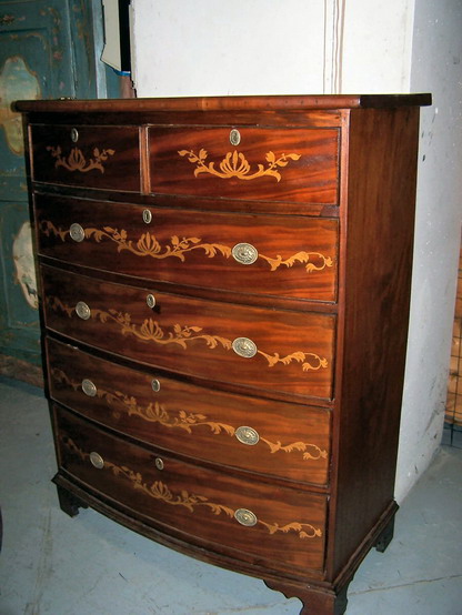 n.Cassettone bombato intarsiato, dimensioni 103x53x132, anno primo '800 ca., mogano, provenienza Inghilterra