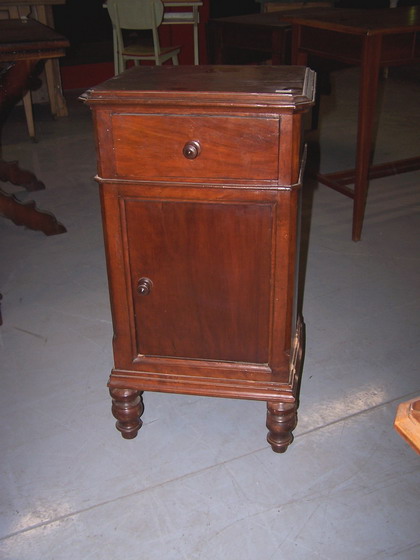 n.Comodino g. tornita, dimensioni 42x32x81, anno 1800 ca., noce, provenienza Italia