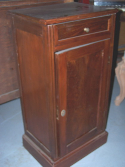 n.Comodino, dimensioni 43x32x86, anno primo '900 ca., noce, provenienza Italia