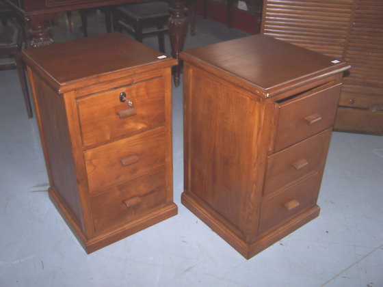 n.Coppia comodini 3 cassetti, dimensioni 40x40x65, anno primo '900 ca., rovere, provenienza Inghilterra