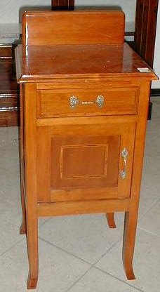 n.Comodino gambe a sciabola, dimensioni 40x34x90, anno primo '900 ca., faggio, provenienza Inghilterra