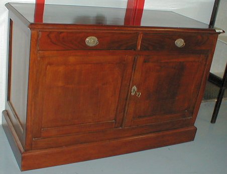 n.Credenza due ante, dimensioni 115x48x75, noce