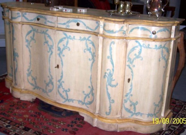 n.Credenza laccata, dimensioni 206x54x99, anno primo '900 ca., provenienza Italia