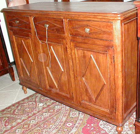 n.Credenza tre ante, dimensioni 132x52x97, anno 1850 ca., olmo, provenienza Italia