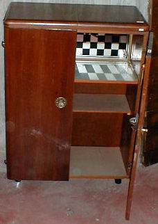 n.Credenzina bar, dimensioni 69x33x96, anno 1930 ca., noce, provenienza Inghilterra