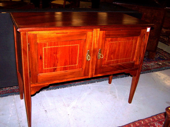 n.Credenzina con filetto, dimensioni 105x46x78, mogano, provenienza Inghilterra