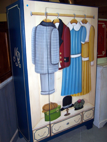 n.Armadio vestiti, dimensioni 115x50x188, anno 1950 ca., provenienza Inghilterra