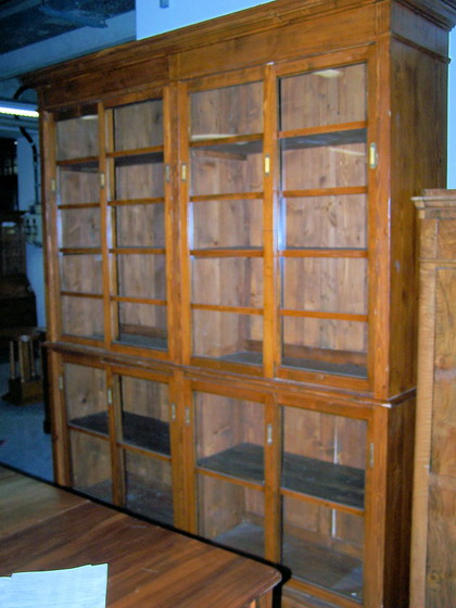n.Libreria ante scorrevoli, dimensioni 197x48x230, anno primo '900 ca., abete, provenienza Italia