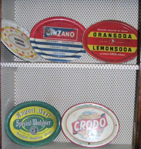 n.Set di vassoi, latta