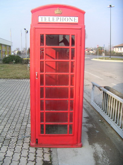 n.Cabina telefonica Inglese, dimensioni 83x81x230, anno 1950 ca., ghisa, provenienza Inghilterra