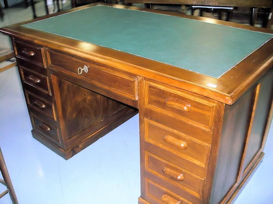 n.Scrittoio nove cassetti con piano in pelle, dimensioni 139x80x80, anno 1930 ca., rovere, provenienza Italia