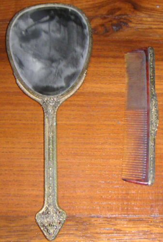 n.Specchio e pettine 