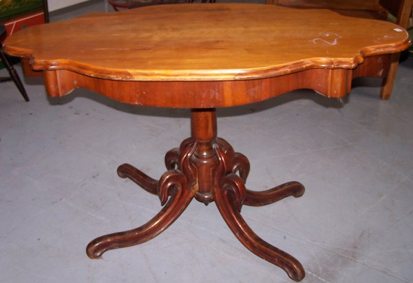 n.Tavolo mosso con gamba centrale, dimensioni 128x73x75