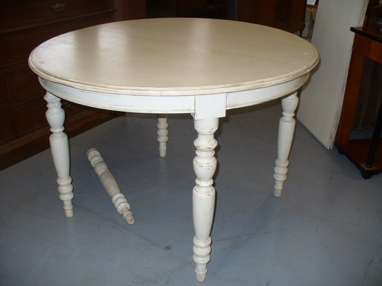 n.Tavolo ovale allungabile laccato bianco, dimensioni 114x124x83, provenienza Italia