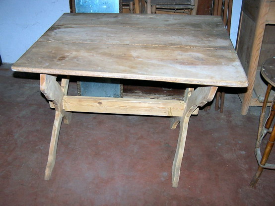 n.Tavolo capretta, dimensioni 100x82x80, faggio-abete, provenienza Italia