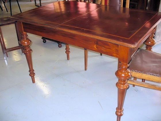 n.Tavolo allungabile con filetto, dimensioni 120x78x76, anno 1900 ca., noce, provenienza Francia