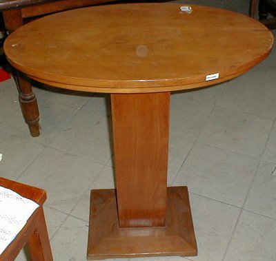n.Tavolino Decò ovale, dimensioni 73x44x79, anno 1930 ca., faggio, provenienza Italia