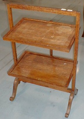 n.Tavolino vassoio pieghevole, dimensioni 52x31x80, anno primo '900 ca., rovere