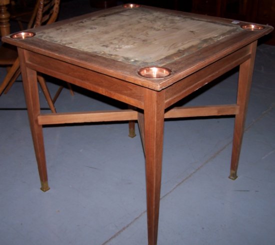 n.Tavolino da gioco, dimensioni 80x80x77, anno primo '900 ca., mogano, provenienza Austria