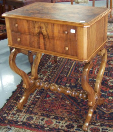 n.Tavolino, dimensioni 61x43x75, radica noce