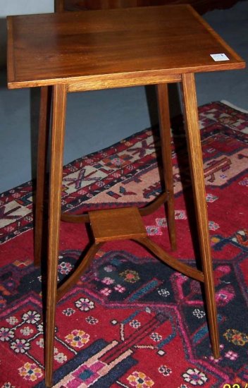 n.Tavolino filettato, dimensioni 41x38x69, mogano