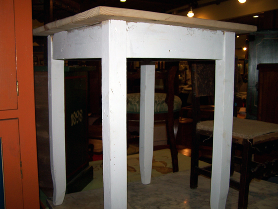Tavolino, dimensioni 65x65x77, anno anni '50 ca., abete, provenienza Italia