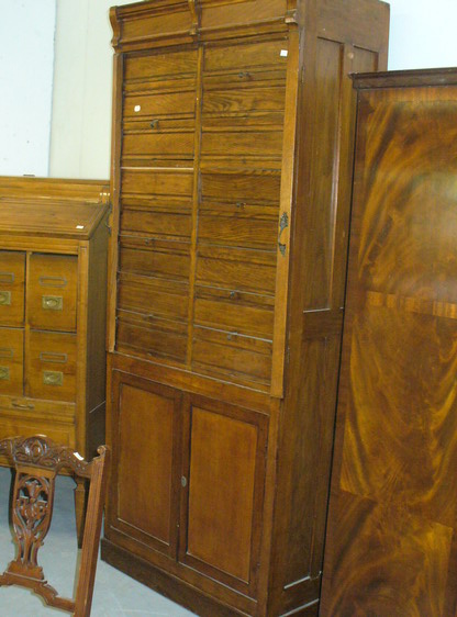 n.Cassettiera, dimensioni 90x47x215, anno primo '900 ca., rovere, provenienza Italia