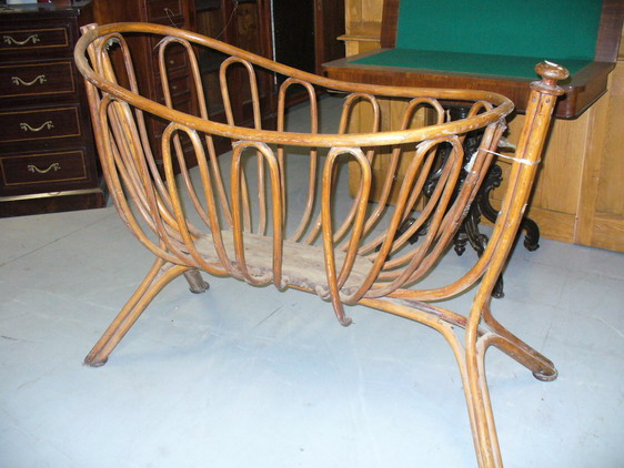 n.Culla, dimensioni 130x58x100, anno primo '900 ca., faggio, provenienza Italia