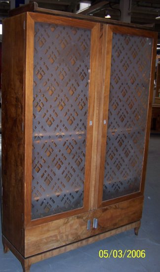 n.Vetrina dec, dimensioni 118x39x184, radica noce, provenienza Italia