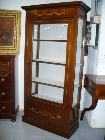 n.Vetrina intarsiata, dimensioni 90x38x200, noce
