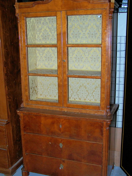 n.Vetrina bureau, dimensioni 102x54x200, anno 1800 ca., betulla, provenienza Austria