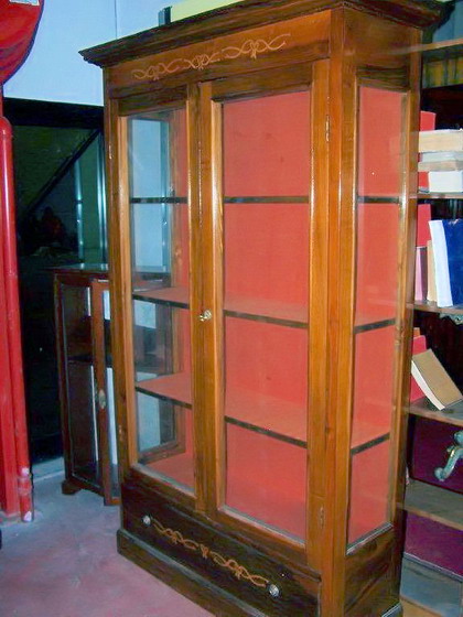 n.Vetrina 2 ante intarsiata, dimensioni 125x38x204, noce, provenienza Inghilterra