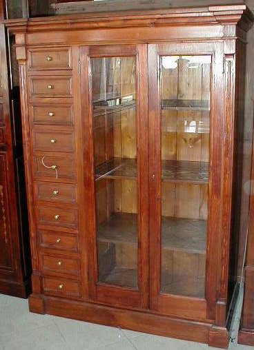 n.Vetrina due ante con cassetto, dimensioni 119x56x163, anno 1890 ca., larice, provenienza Italia