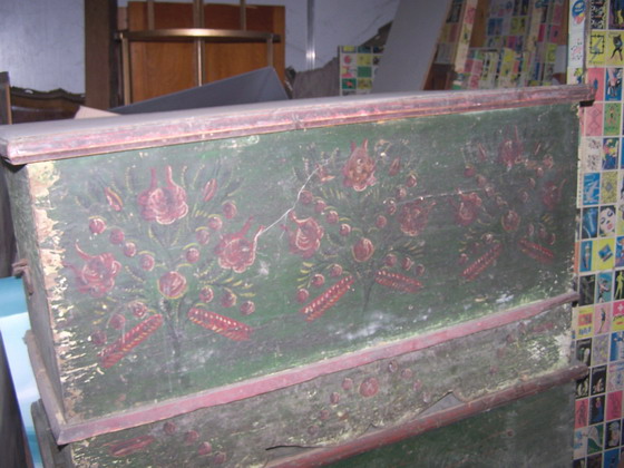 n.Cassapanca dipinta, dimensioni 116x60x64, anno fine '800 ca., provenienza Polonia