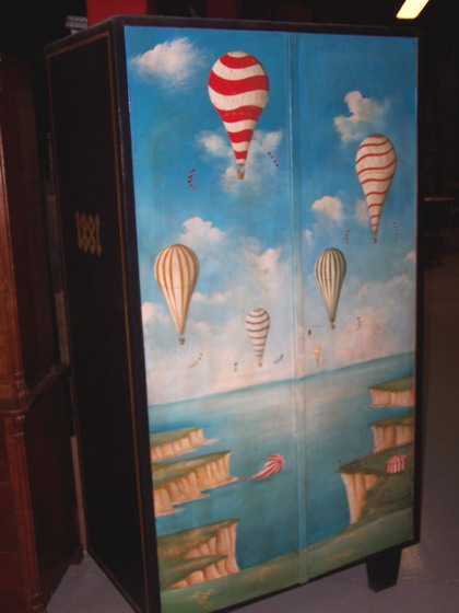 n.Armadio dipinto mongolfiere, dimensioni 103x60x188, anno 1950 ca., provenienza Inghilterra