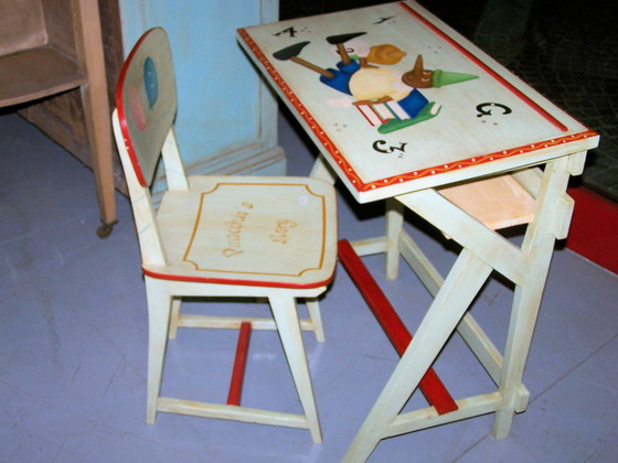 n.Banco scuola dipinto pinoccchio con sedia, dimensioni 65x40x72, anno 1950 ca., provenienza Inghilterra