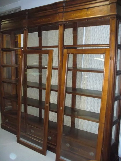 n.Libreria tre ante tre cassetti, dimensioni 251x40x240, anno primo '900 ca., rovere, provenienza Italia