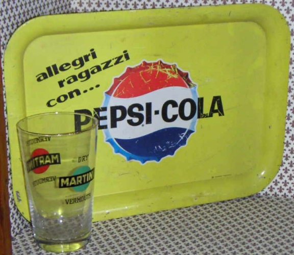 n.Vassoio Pepsi e bicchiere Martini 